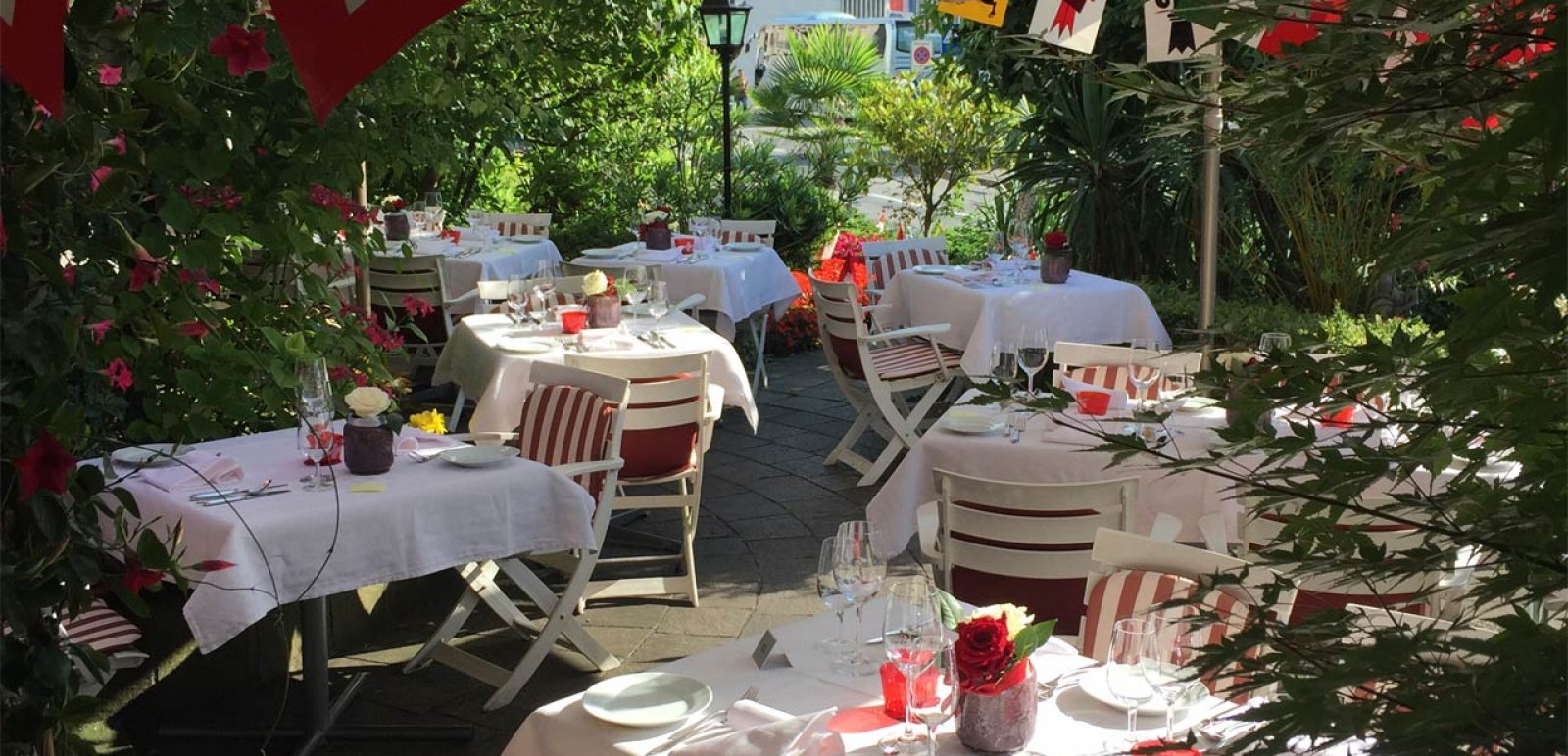 Die mediterrane Gartenterasse im Restaurant des Hotels Rigi Vitznau.