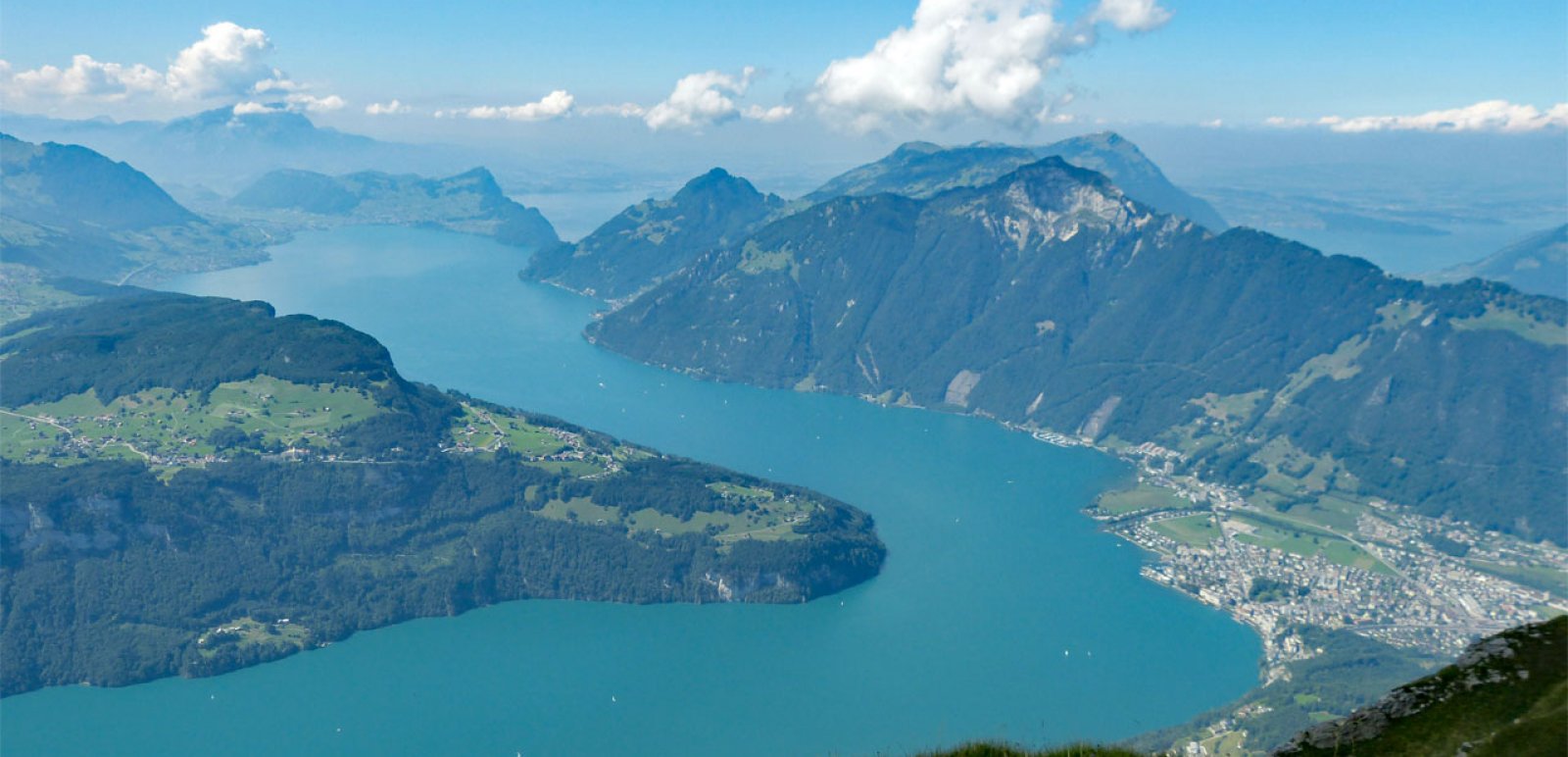 Blick auf den Vierwaldstättersee von Brunnen bis zum Pilatus.